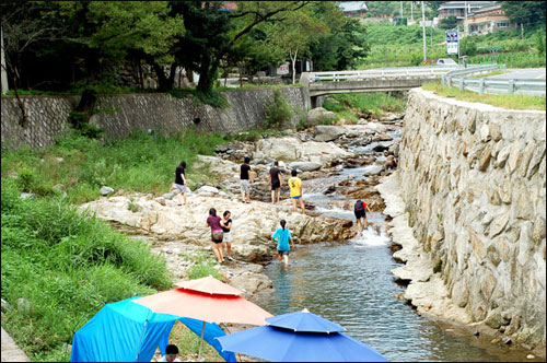 방학을 이용해서 기자들의 친목 도모와 활발한 활동 촉진을 위해 엠티를 간다. 